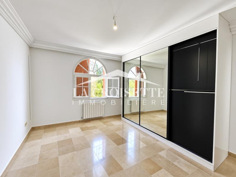 Villa S+4 avec piscine à La Soukra